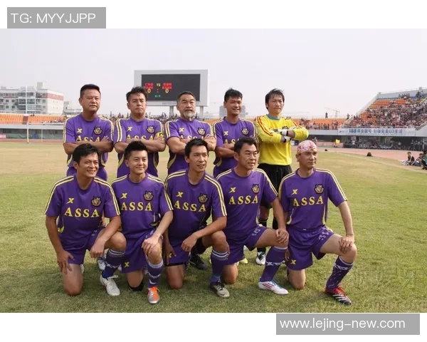 激情四溢的绿茵场上观众欢呼声此起彼伏的足球盛宴