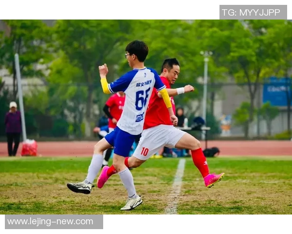 清晰足球图片展现精彩瞬间让你感受比赛的热血与激情